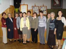 Pracownicy bibliotek publicznych powiatu ostrzeszowskiego (byli i obecni) - podczas spotkania z okazji 60 - lecia Biblioteki - w dniu 2 kwietnia 2008 r.